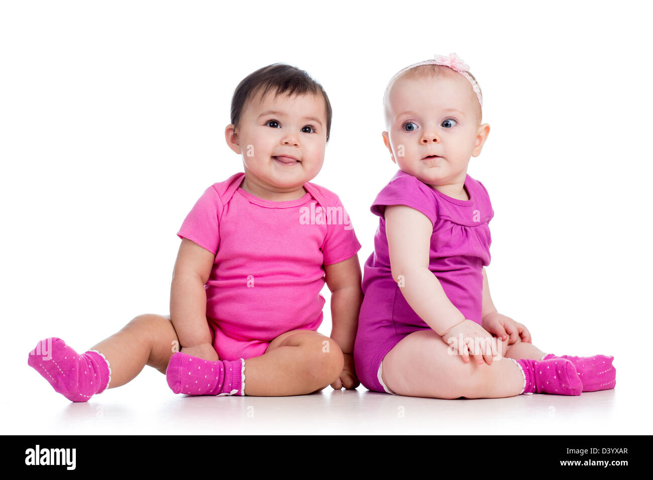 Les bébés filles Drôle assis à côté sur marbre Banque D'Images