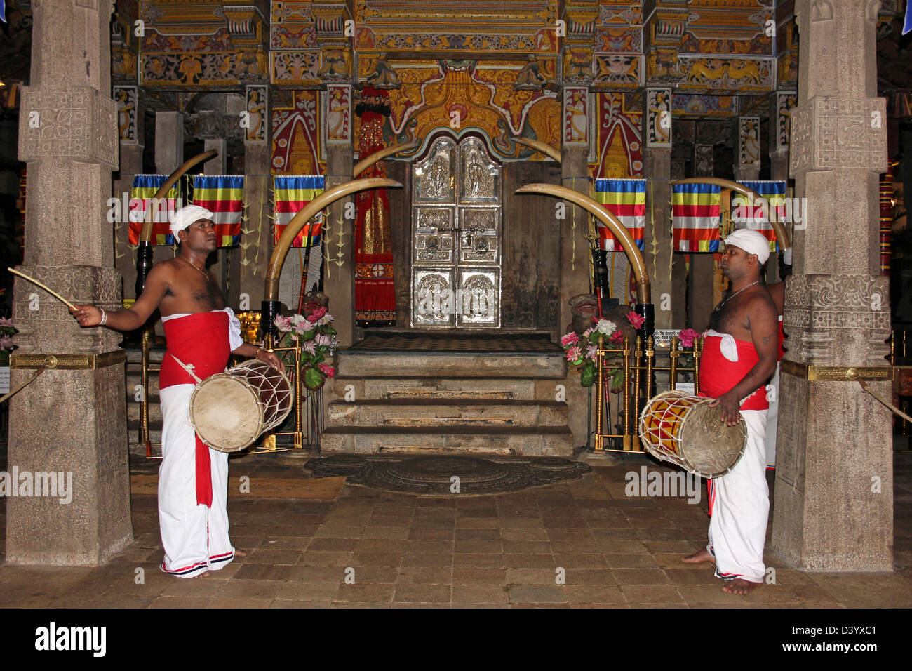 Les tambours au Temple de la Dent Sacrée, Kandy Banque D'Images