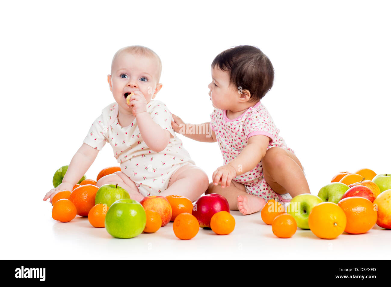 Funny kids babies consommer des aliments sains fruits isolé sur fond blanc Banque D'Images