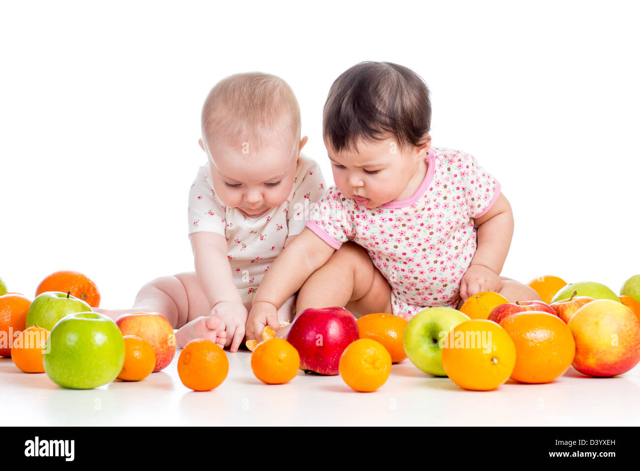 Bébés Enfants drôles avec des aliments sains fruits isolé sur fond blanc Banque D'Images
