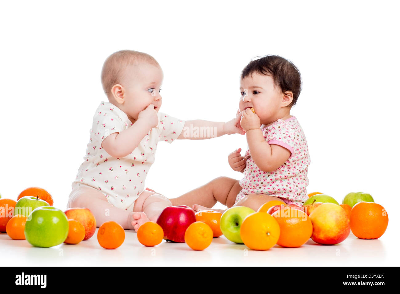 Bébés Enfants drôles avec des aliments sains fruits isolé sur fond blanc Banque D'Images