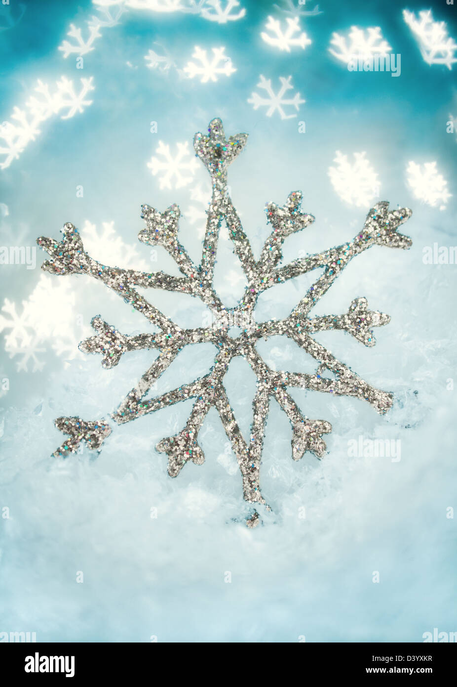 Flocon de neige sur un fond de bleu ... Banque D'Images