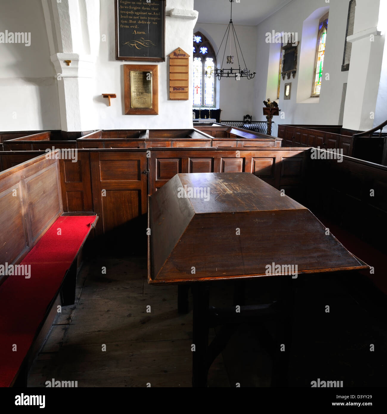 Un moment silencieux dans une cabine de musiciens en boîte, All Saints' Church, Weston, Yorkshire, Angleterre Banque D'Images