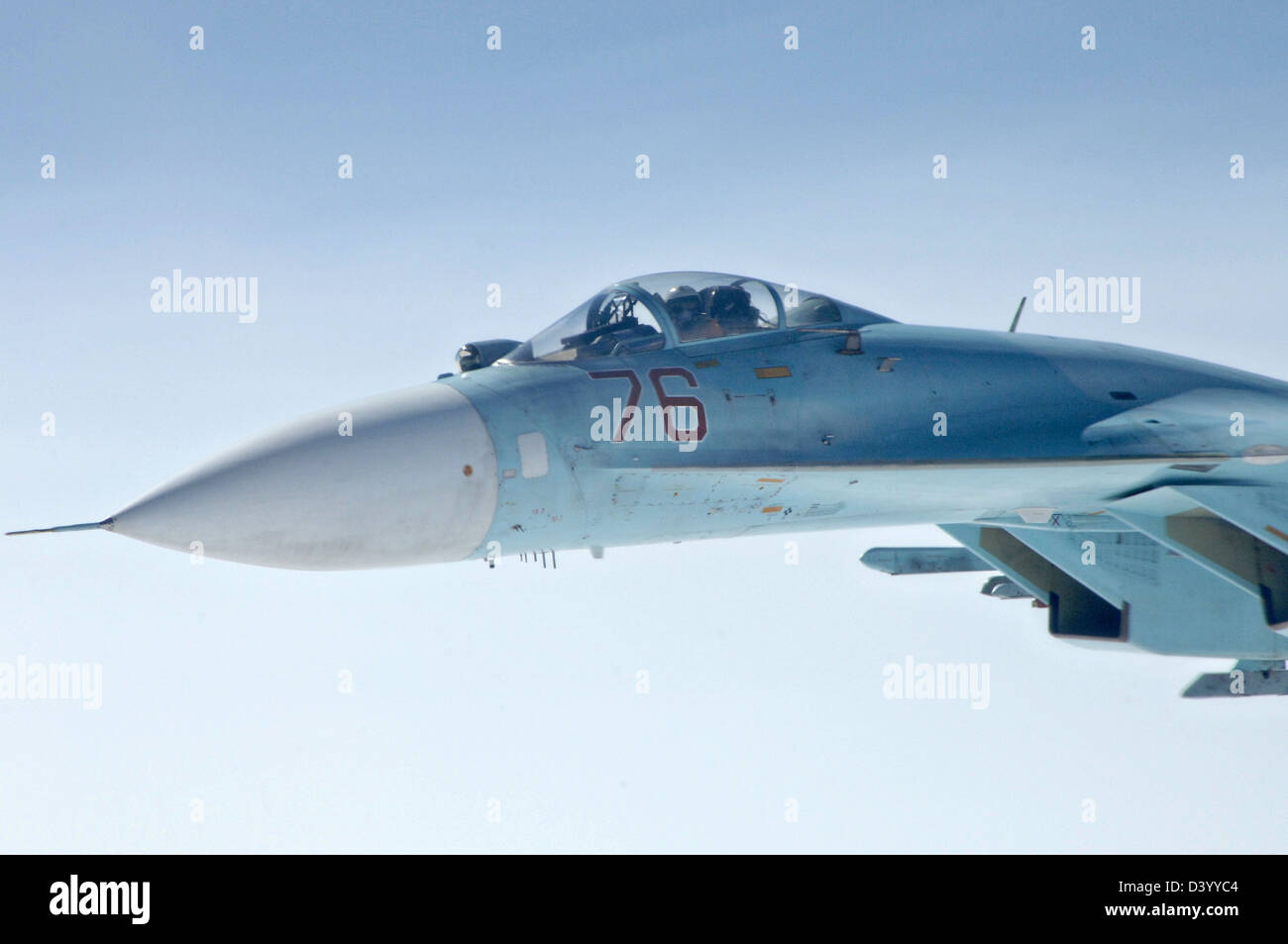 Un chasseur russe Su-27 escorte un avion détourné simulé au cours d'un exercice de formation conjointe avec les forces américaines le 9 août 2011 sur le roulement de la mer. Les combattants russes ont suivi et surveillé l'avion pendant qu'il était dans l'espace aérien russe, le remettant à nous chasseurs F-15 de la base aérienne Elmendorf, en Alaska, lorsqu'il est passé de l'espace aérien américain. Banque D'Images