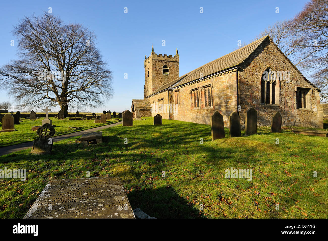 Lumière d'hiver sur l'église rurale de tous les Saints, de Broughton-avec-Earby, Yorkshire, Angleterre Banque D'Images