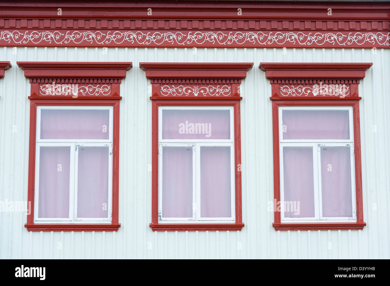 Détail de peinture colorés windows sur un bâtiment traditionnels islandais Gardur l'Islande, d'Reykanes peninsula Banque D'Images