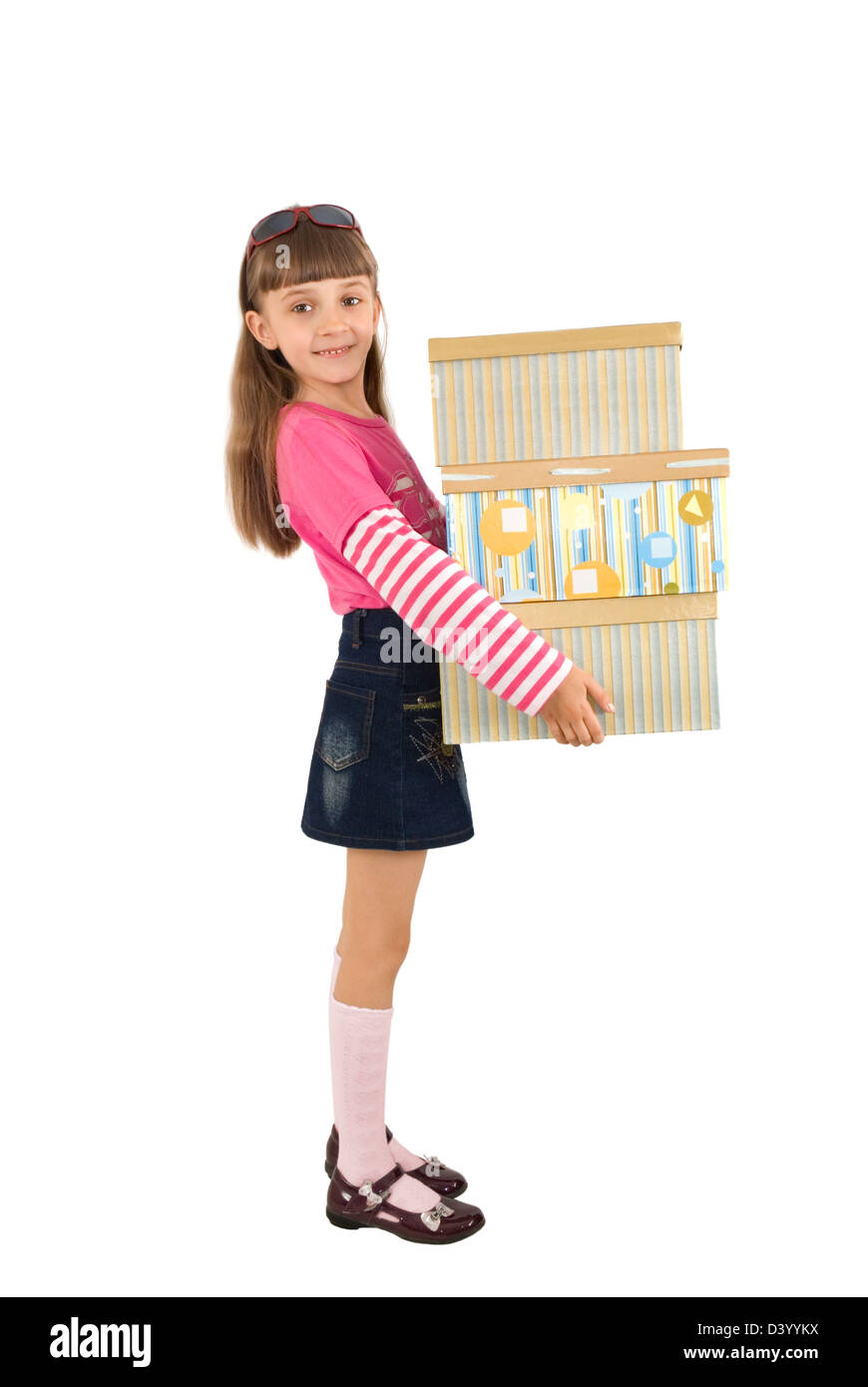 La petite fille tient trois grosses boîtes dans les mains Banque D'Images