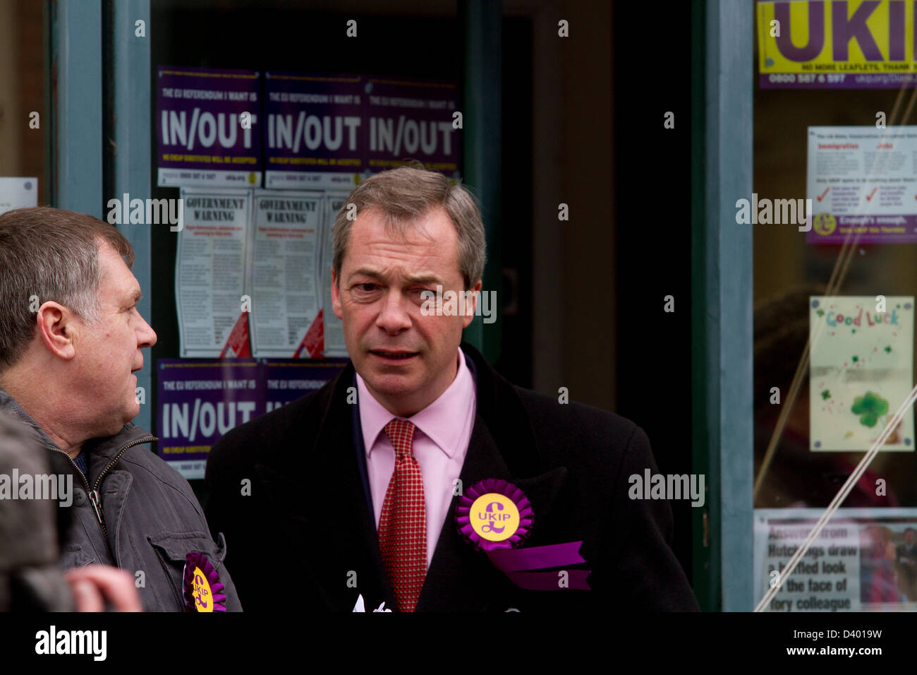 27e Février 2013. Eastleigh Hampshire. Nigel Farage chef de l'UKIP campagnes des partis pour Diane James qui est un candidat pour le siège d'Eastleigh. L'élection partielle d'Eastleigh entame sa dernière journée avec les partis de faire un dernier effort pour les votes des électeurs avant de se rendre aux urnes le jeudi 28 février Banque D'Images