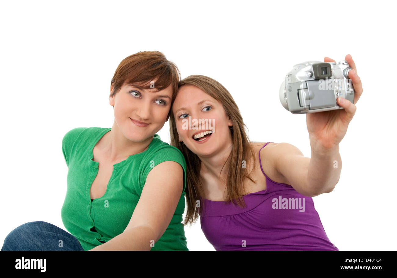 Deux jeunes femmes prenant un auto-portrait avec un appareil photo numérique. Banque D'Images