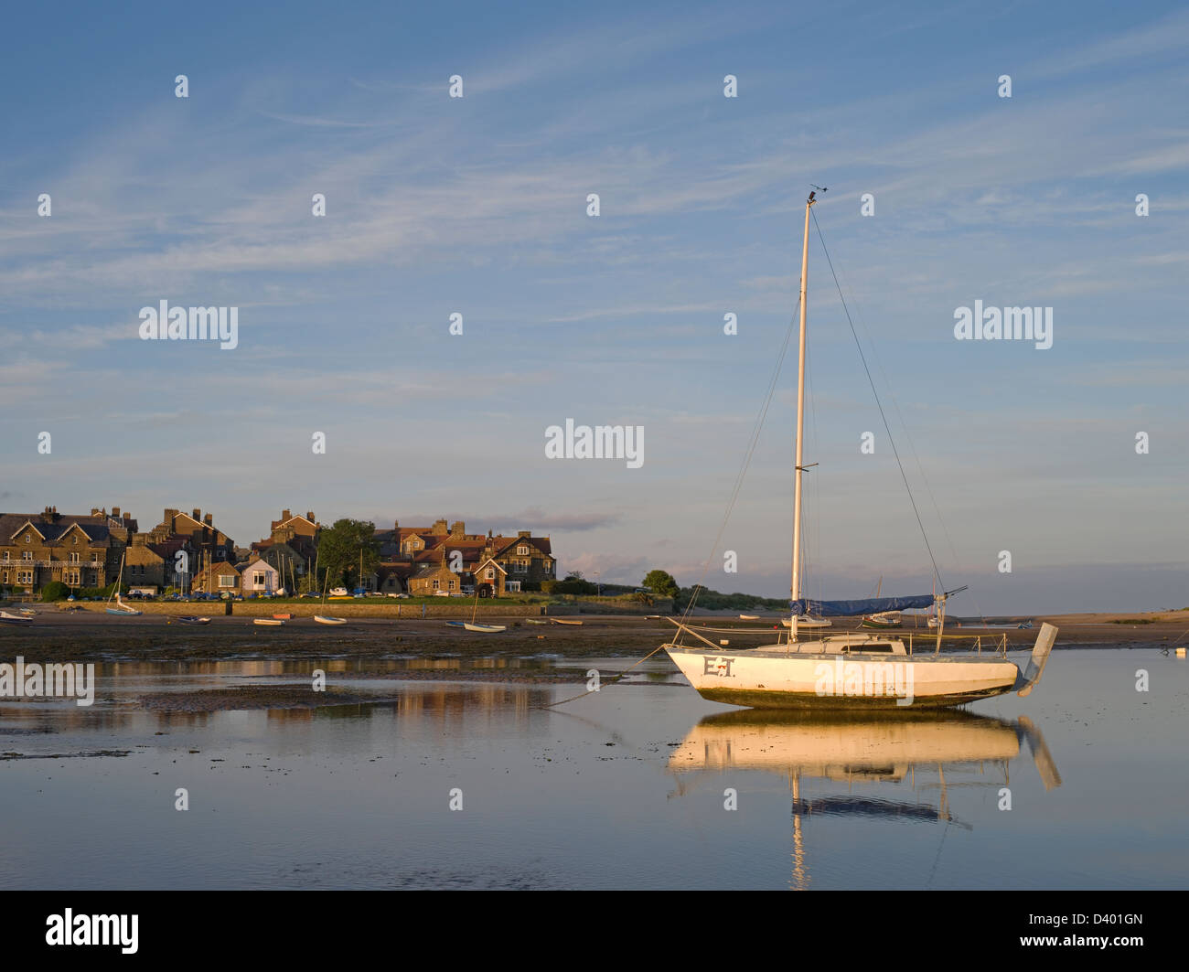 La recherche à travers l'estuaire de l'Aln à Vernonia village au coucher du soleil sur la côte nord-est de la Northumberland, Angleterre au Royaume-Uni Banque D'Images