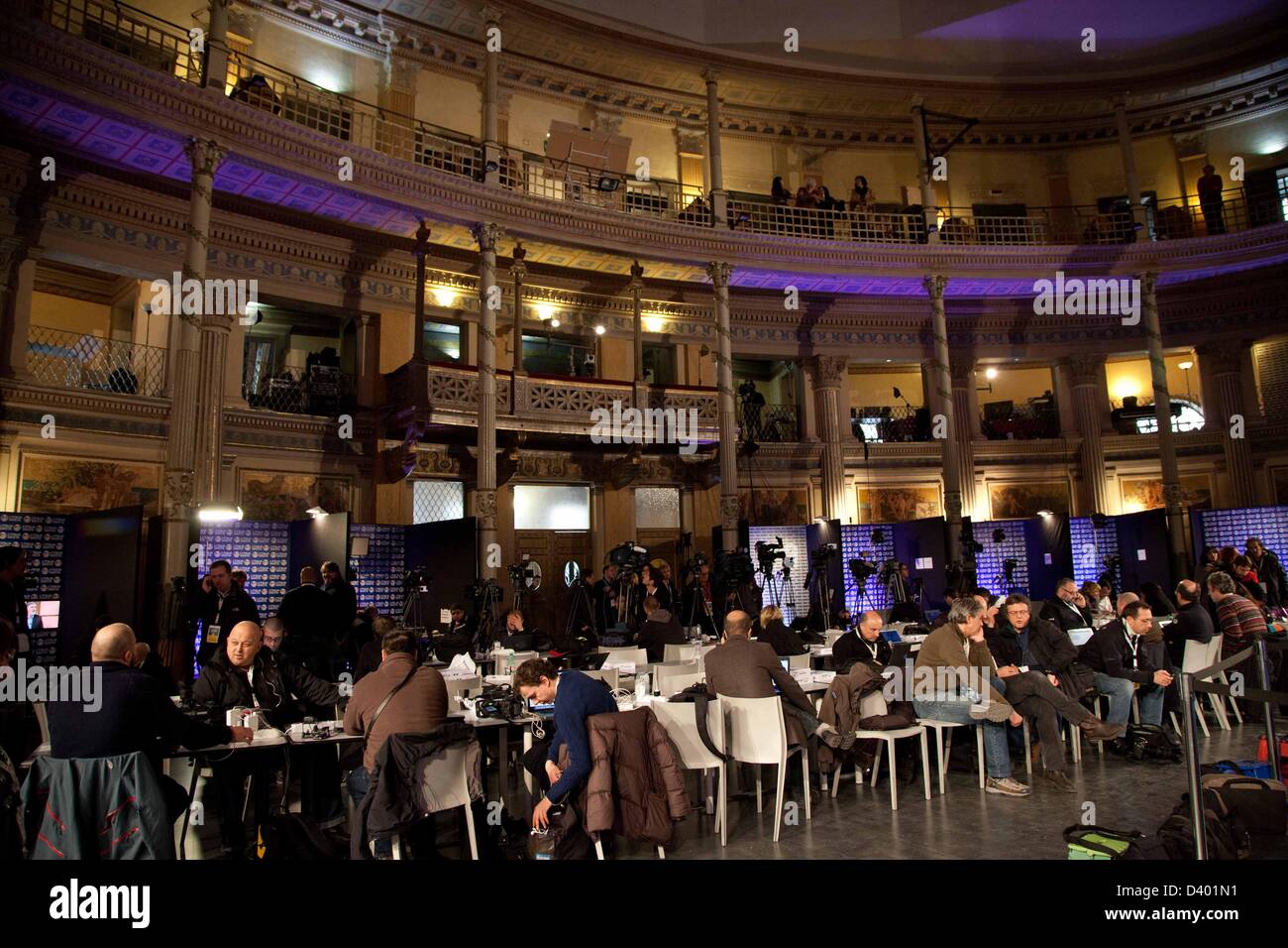 Rome, Italie. 26 Février 2013 Les journalistes et les partisans de la PD attendre les résultats finals des élections italiennes. Banque D'Images