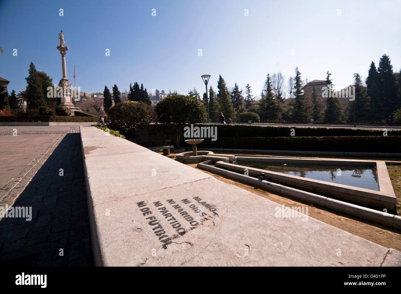 Monument à la victoire de la Vierge, dans les jardins de triomphe.La légende sur la banque. Grenade. Espagne Banque D'Images