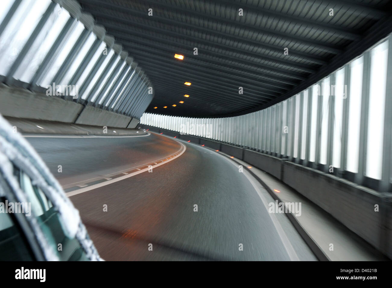 Détail de tunnel voiture s'allumer avec lumière du jour Banque D'Images