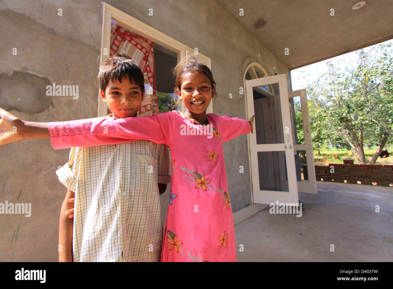 Une jeune fille et garçon démontrer la taille du serpent ils tué récemment à proximité de leur domicile dans les régions rurales de la province du Punjab, en Inde Banque D'Images