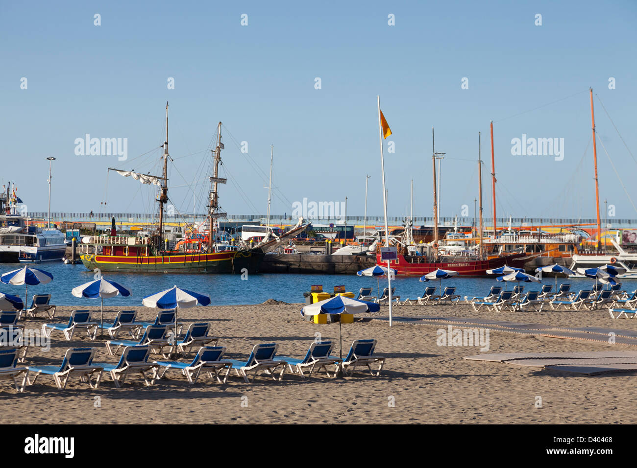 Port de Los Cristianos et la plage tôt le matin, Tenerife, Canaries, Espagne. Banque D'Images