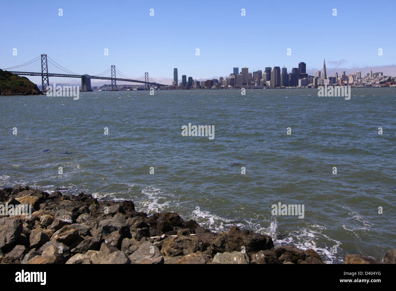 Horizon de san francisco et le pont de la baie de l'île au trésor Banque D'Images