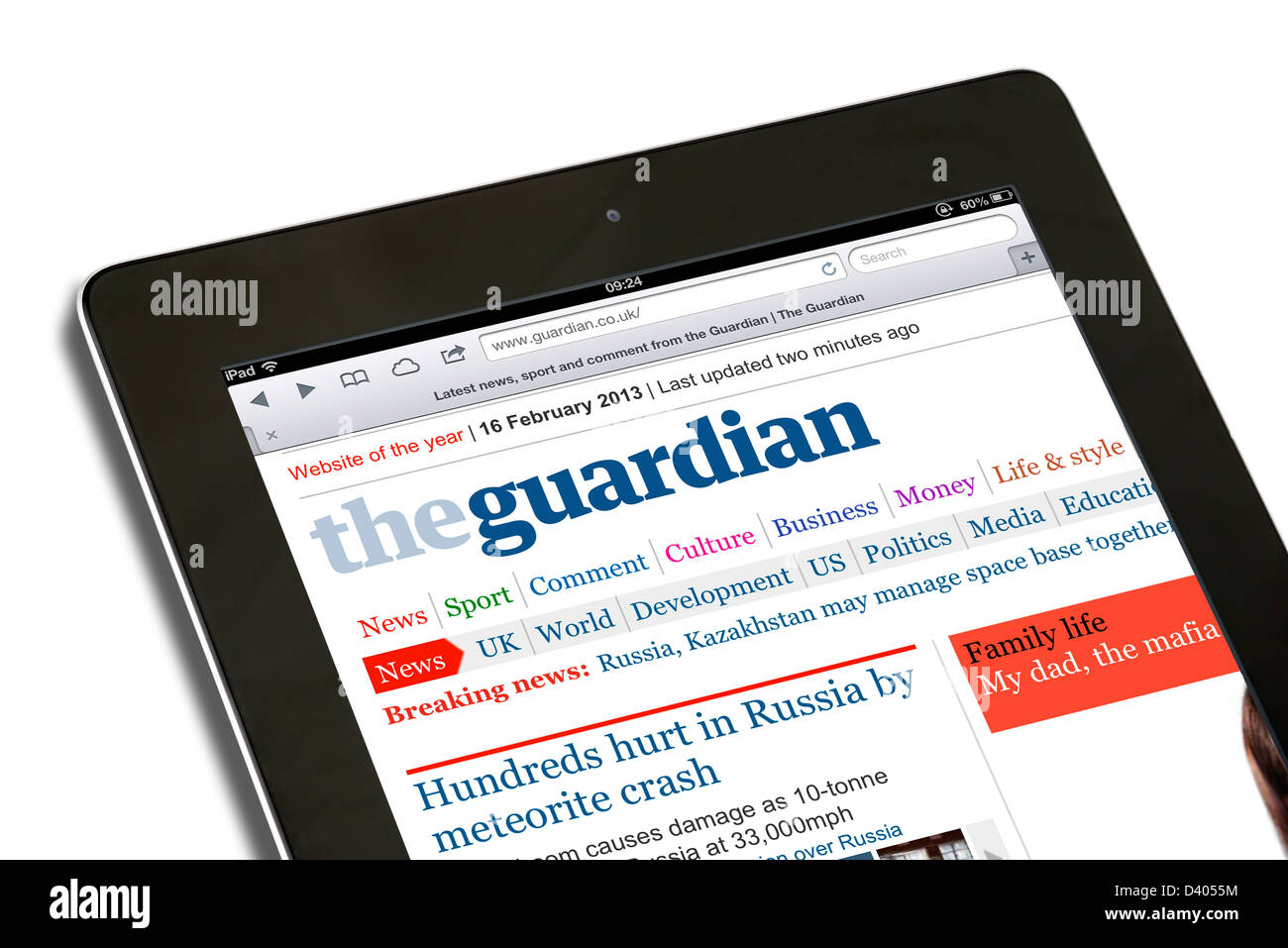La lecture de l'édition internet du journal Guardian online sur un iPad 4e génération, UK Banque D'Images