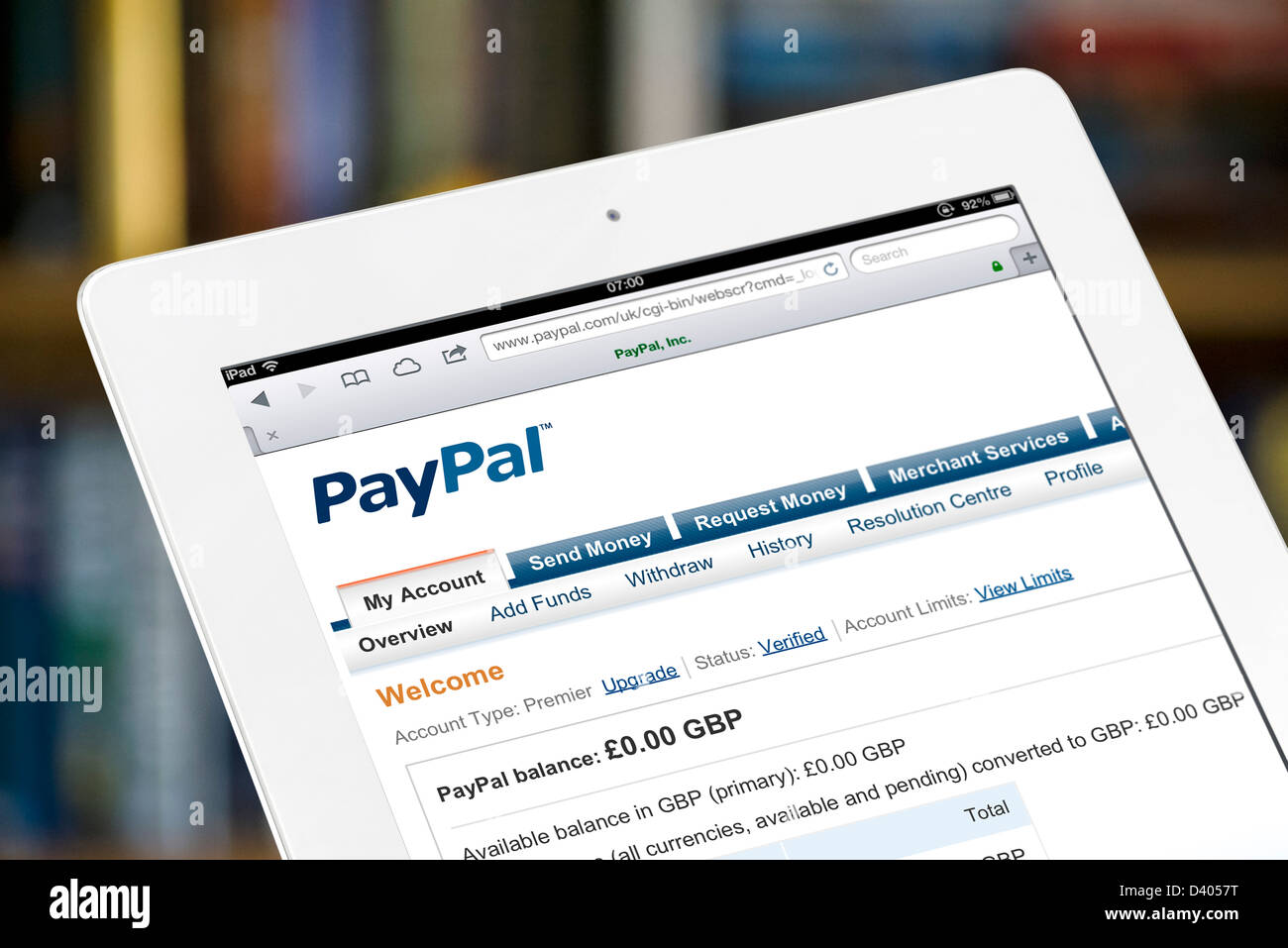 L'affichage d'un compte PayPal en ligne sur une 4ème génération d'Apple iPad tablet computer Banque D'Images