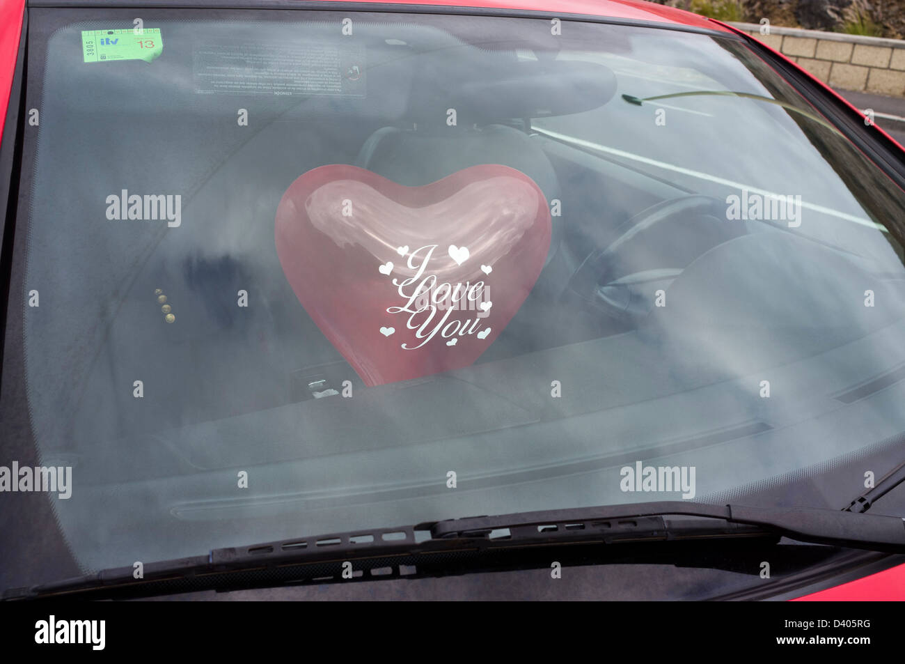 Ballon en forme de coeur rouge avec je Vous aime écrit sur l'intérieur d'une Mercedes rouge Banque D'Images