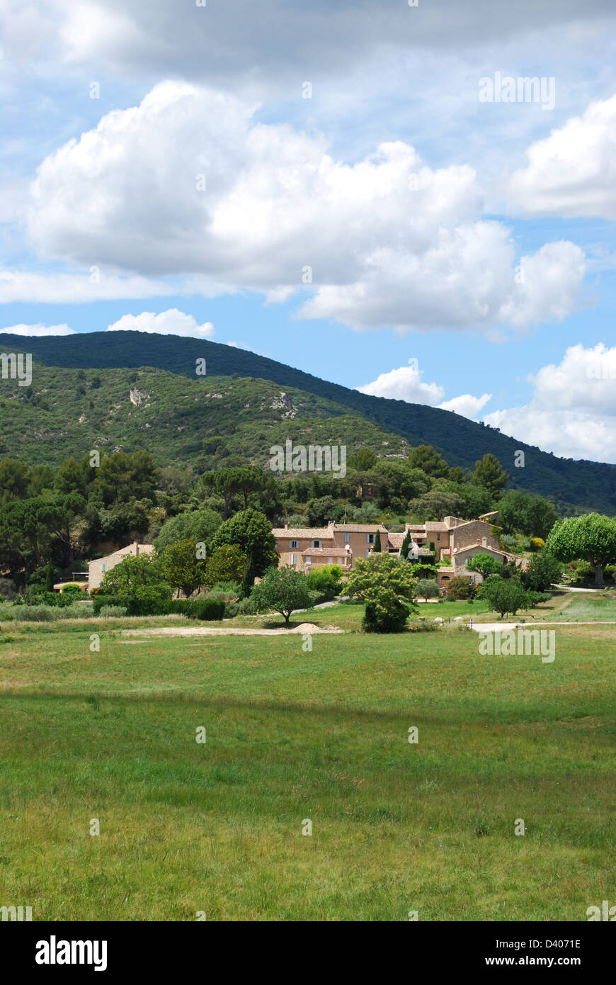 Maisons en pierre typique à Lourmarin village, département de Vaucluse, Provence, France Banque D'Images