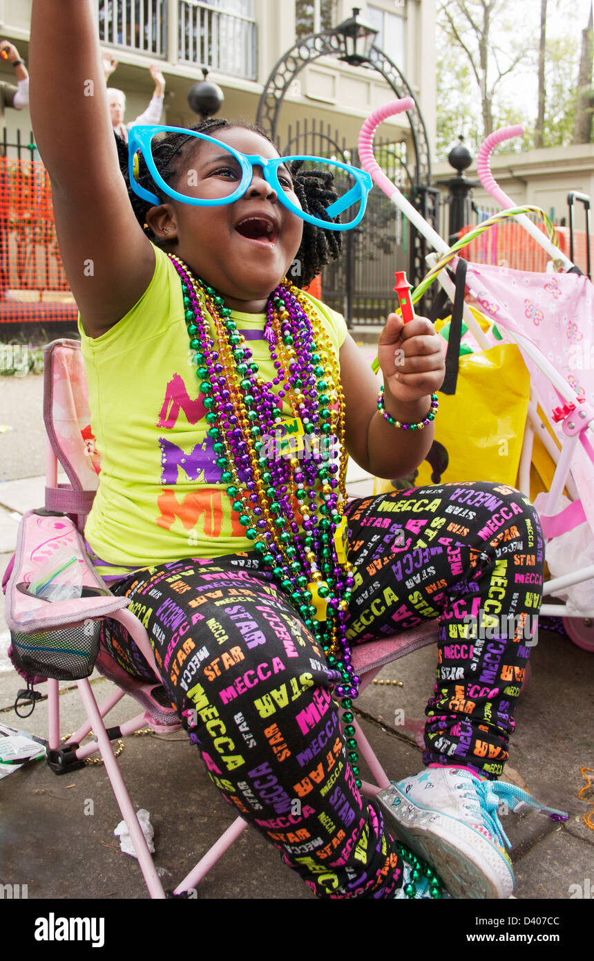 Jeune fille en criant pour des perles sur Mardi Gras day, New Orleans. Banque D'Images