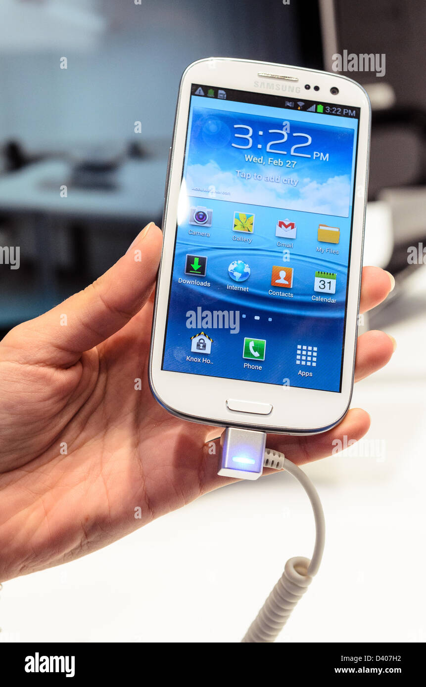 Barcelone, Espagne. 27 Février 2013 : Un employé présente le Samsung GALAXY GRAND au Mobile World Congress 2013. Banque D'Images