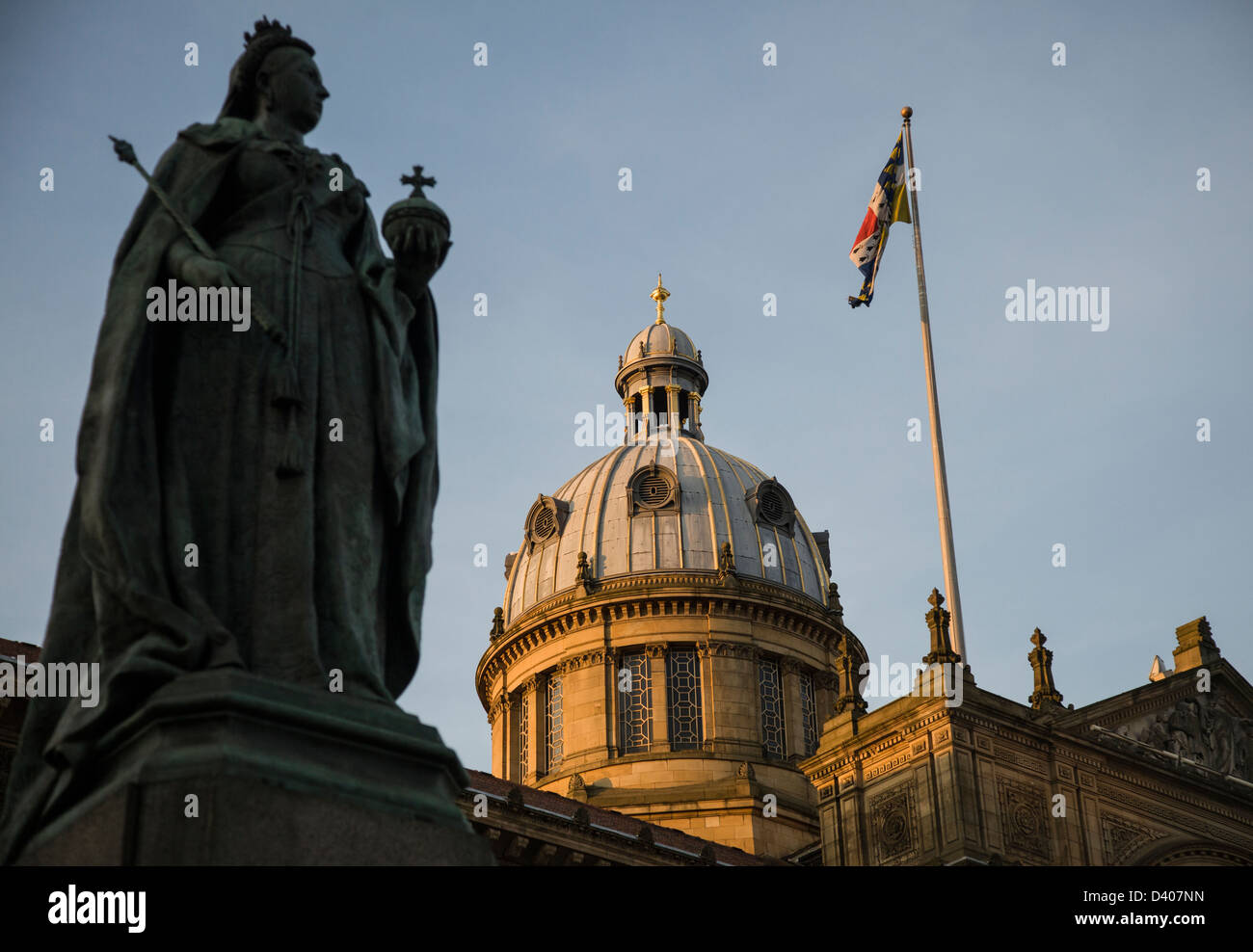 Une statue de la reine Victoria s'oppose à l'arrière de la chambre du conseil de ville de Birmingham, West Midlands, Royaume-Uni. Banque D'Images