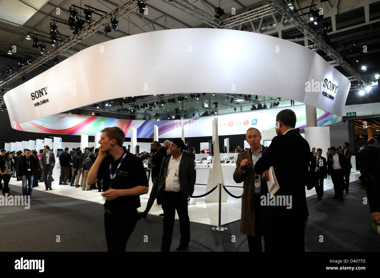 Les visiteurs à côté du stand Sony dans le Mobile World Congress 2013 à Barcelone. 260213. Foto : Rosmi Duaso Banque D'Images