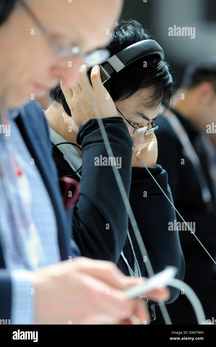 Test de l'un des visiteurs les produits Sony sur l'affichage.dans le Mobile World Congress 2013 de Barcelone, la Fira de GranVia à Hospitalet de Llobregat.260213. Banque D'Images