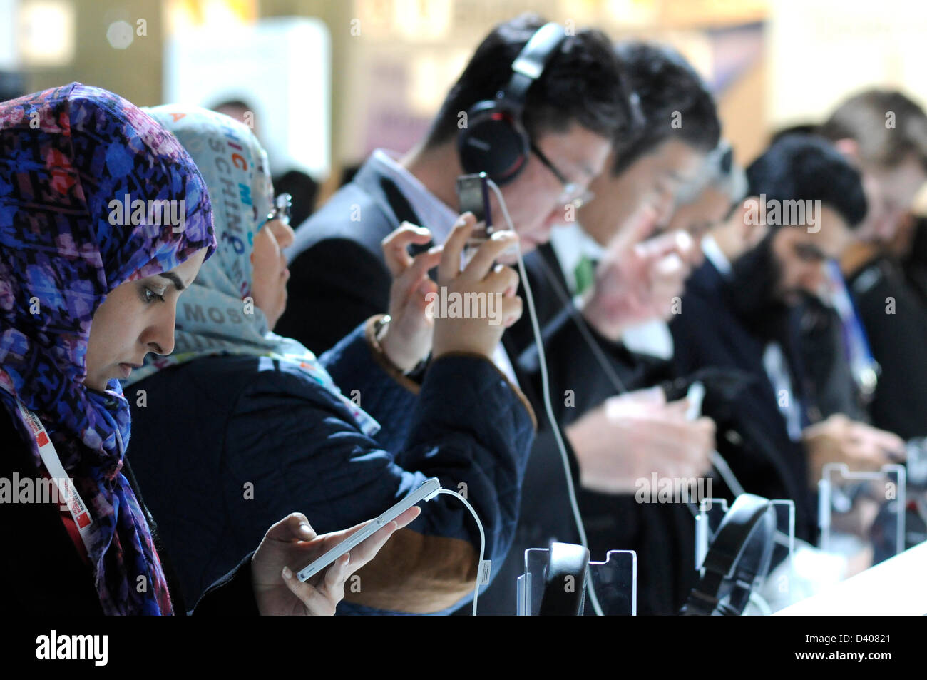 Test de l'un des visiteurs les produits Sony sur l'affichage dans le Mobile World Congress 2013 de Barcelone, la Fira de GranVia à Hospitalet de Llobregat.260213. Banque D'Images