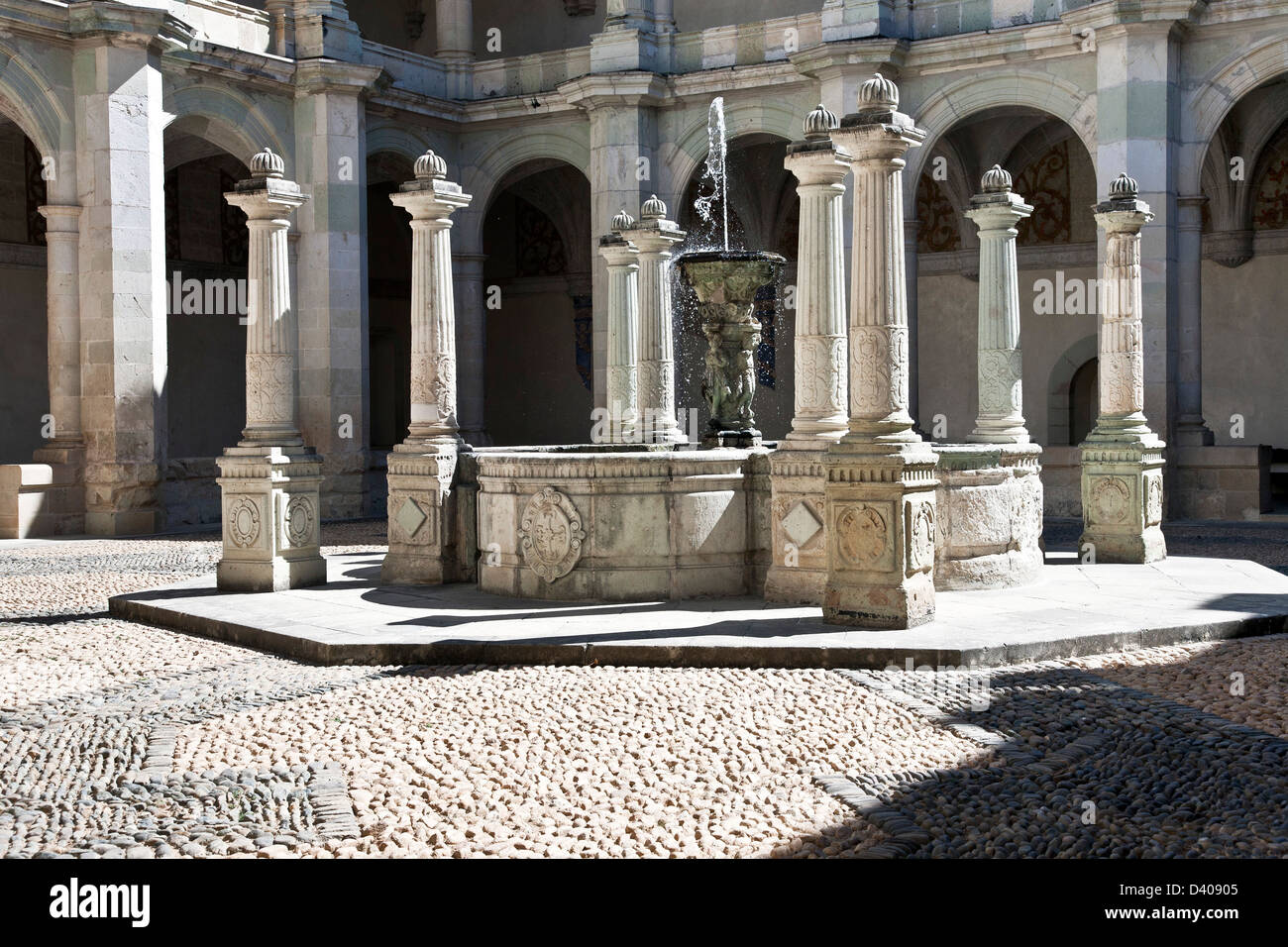 Fontaine en pierre baroque dans la cour de l'ancien monastère Santo Domingo maintenant utilisé comme Musée des Cultures de Oaxaca Oaxaca Mexique Banque D'Images