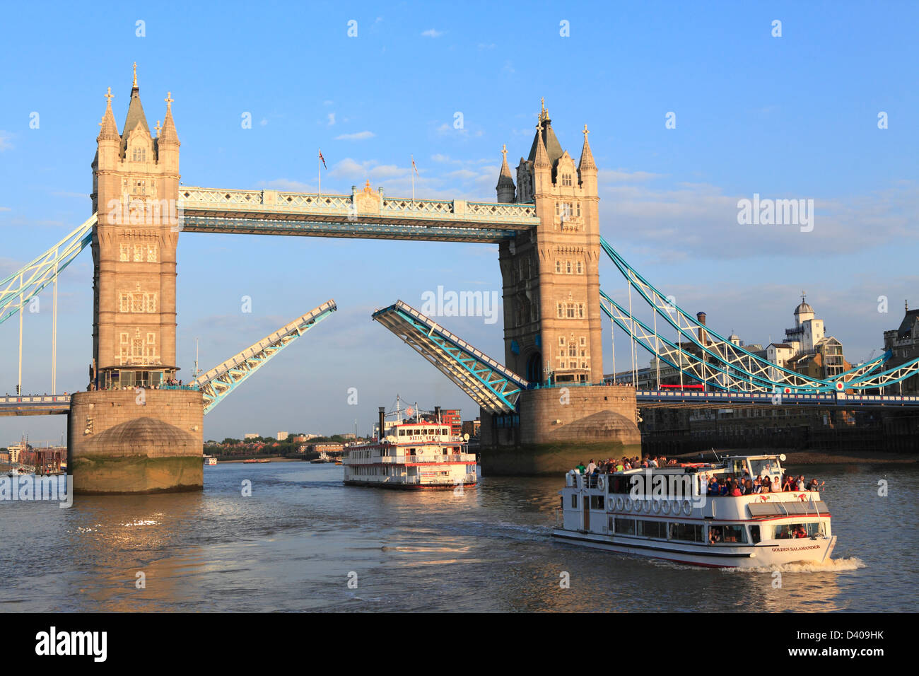 Tower Bridge ouvrir avec plaisir en passant par bateau de croisière, Tamise, Londres, Angleterre, Royaume-Uni, Grande Bretagne, FR Banque D'Images