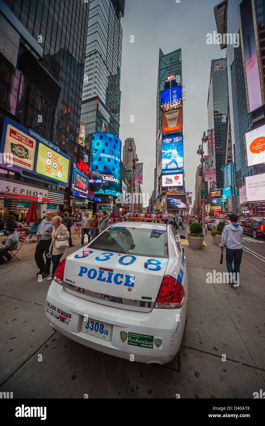 Assurer la sécurité de la police pour les millions de visiteurs à New York Times Square Banque D'Images