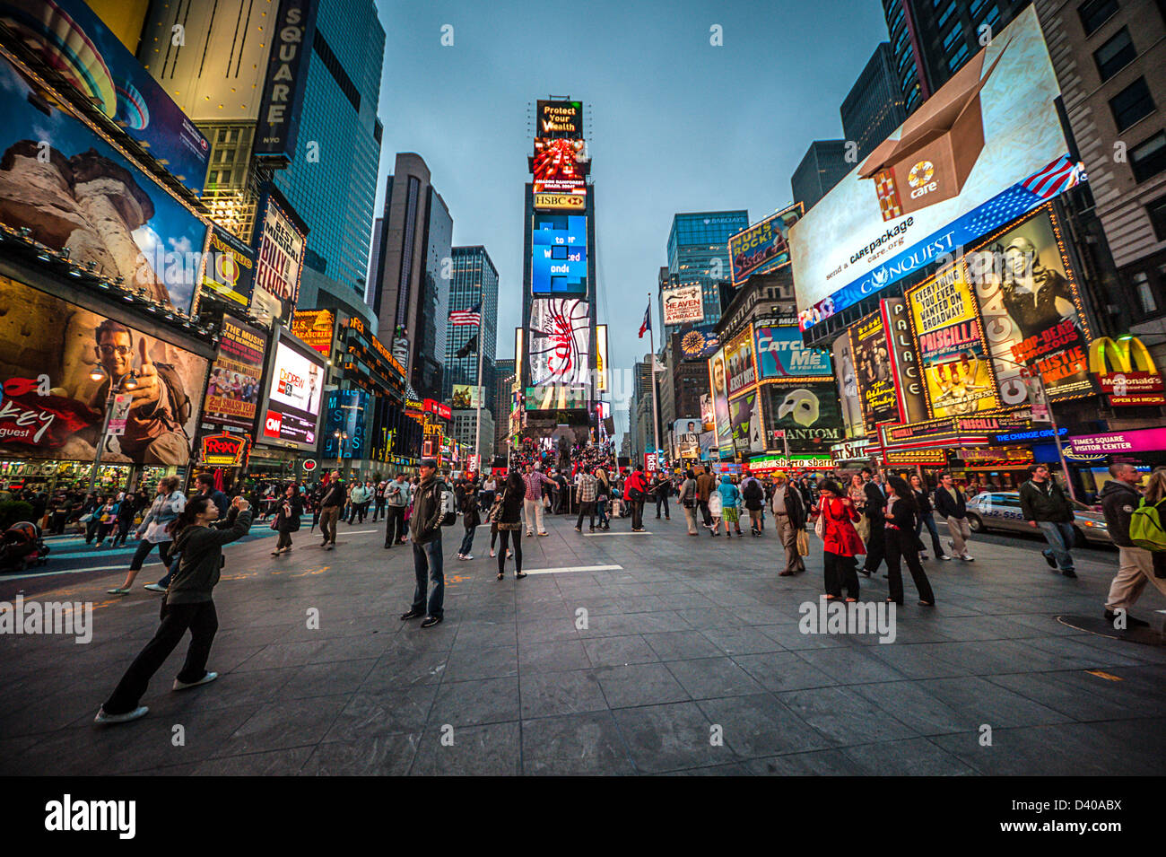 Les touristes prendre dans les vues et les lumières de Times Square New York City Banque D'Images