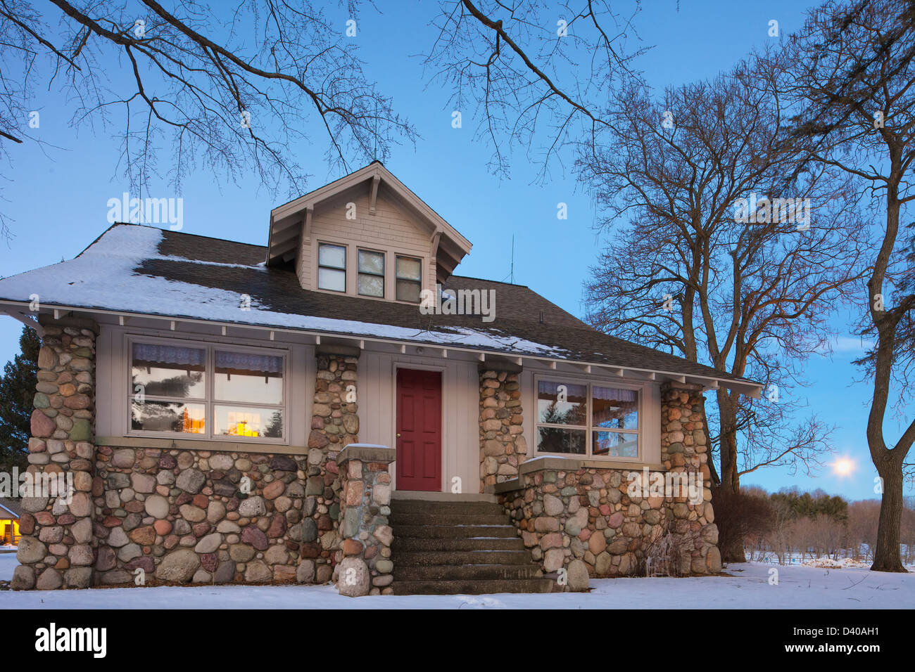 La lune se lève derrière une maison en pierre à cran Hill Ranch, dans le nord du Michigan Banque D'Images