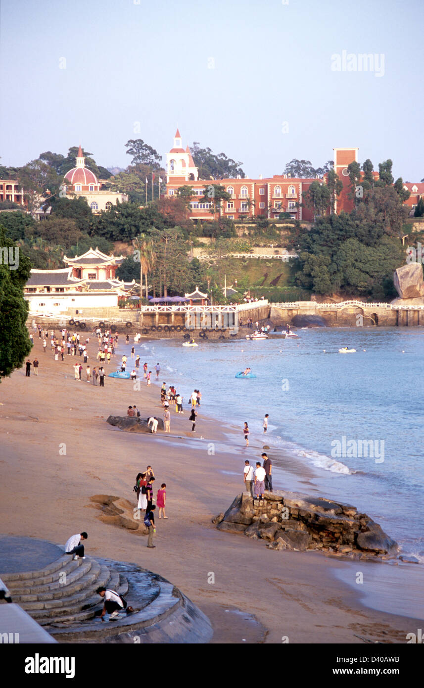 Les touristes se réunissent sur la plage sur l'île de Gulangyu Chine Banque D'Images