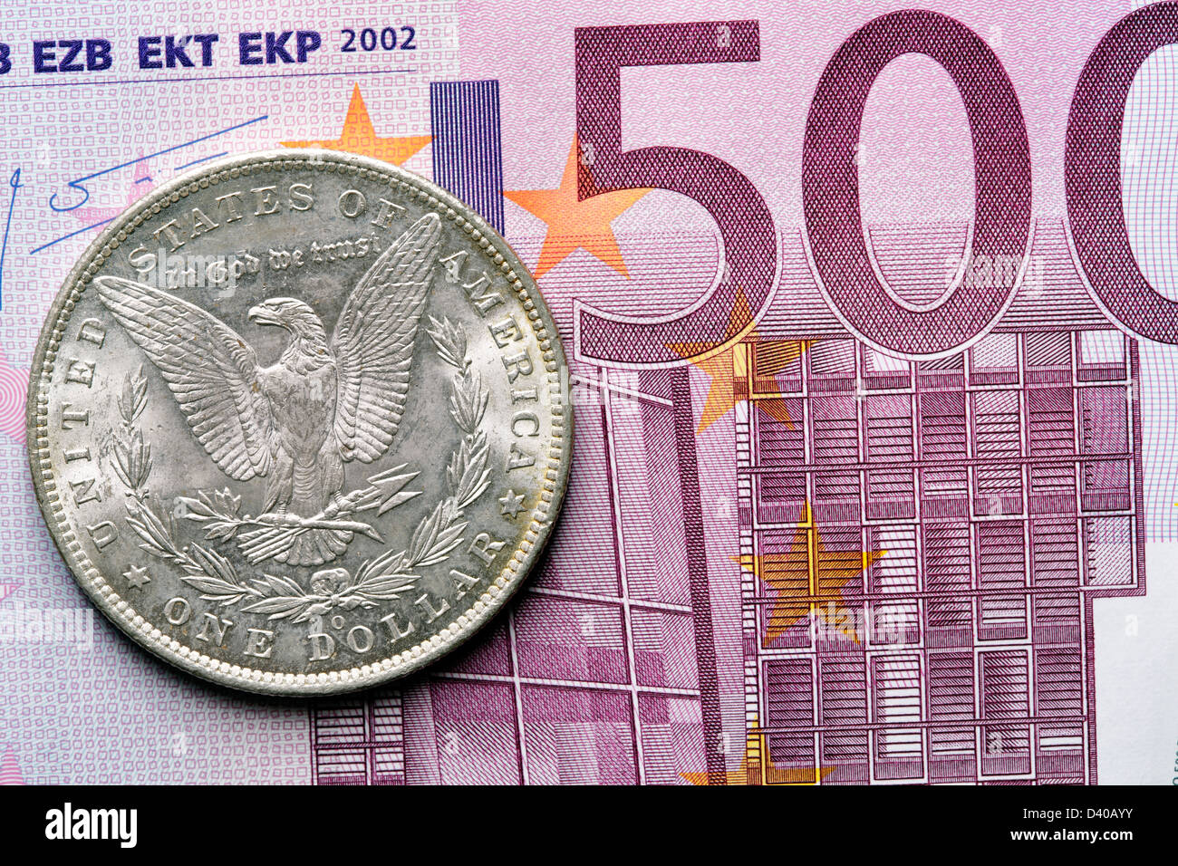 500 euros (2002) et l'argent Morgan Dollar, USA (1885) Banque D'Images