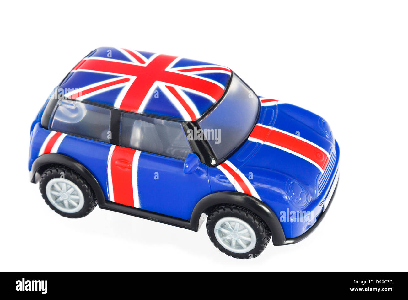 Rouge Blanc et bleu Union Jack peint sur le toit d'un modèle de voiture Mini jouet en plastique isolé sur un fond uni Banque D'Images