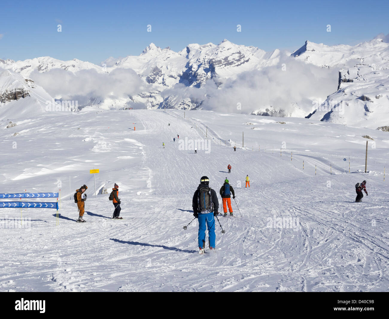 Les skieurs skier courent en bleu sur les grandes Platitudes dans le domaine skiable du Grand Massif avec des montagnes enneigées dans les Alpes françaises. Flaine, France Banque D'Images