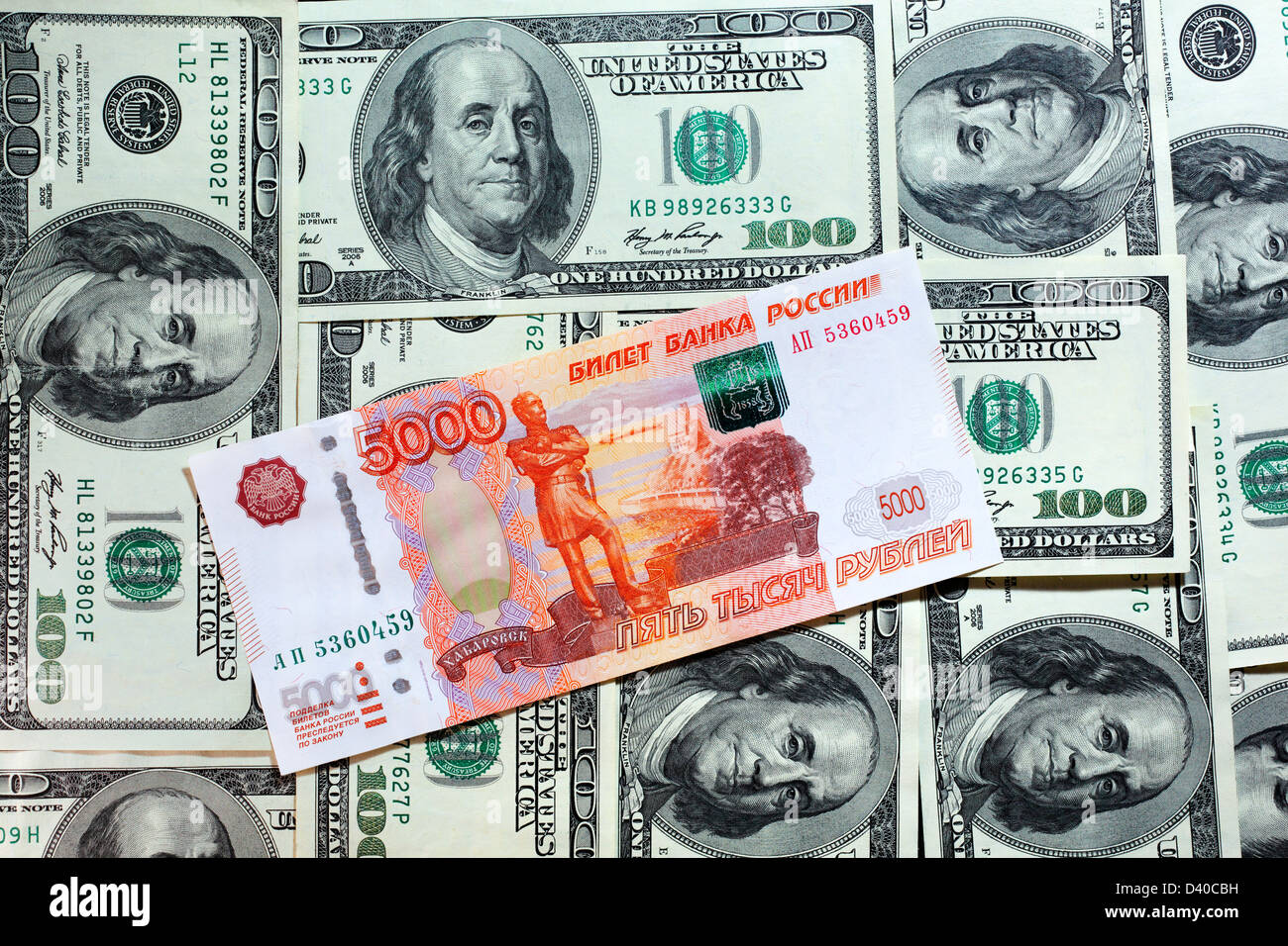 Billet de 5000 Roubles russes et 100 US Dollars Euros comme arrière-plan  Photo Stock - Alamy