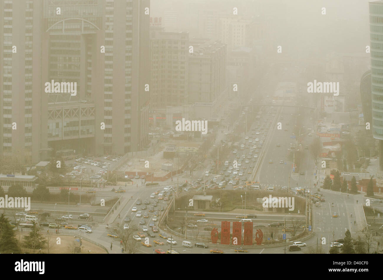 Vue aérienne sur les bureaux et les bâtiments résidentiels de la ville de la capitale chinoise entourée de smog. Chaque fois que les vents du nord cessent, les centrales thermiques au charbon polluantes, le brûlage des cultures et les fumées de circulation se combinent, entraînant une pollution atmosphérique dangereuse avec des niveaux souvent supérieurs à 500 sur l'indice de la qualité de l'air, comme on l'a vu ici dans le district de Chaoyang à Bejiing, en Chine, en Chine. © Time-snapshots Banque D'Images