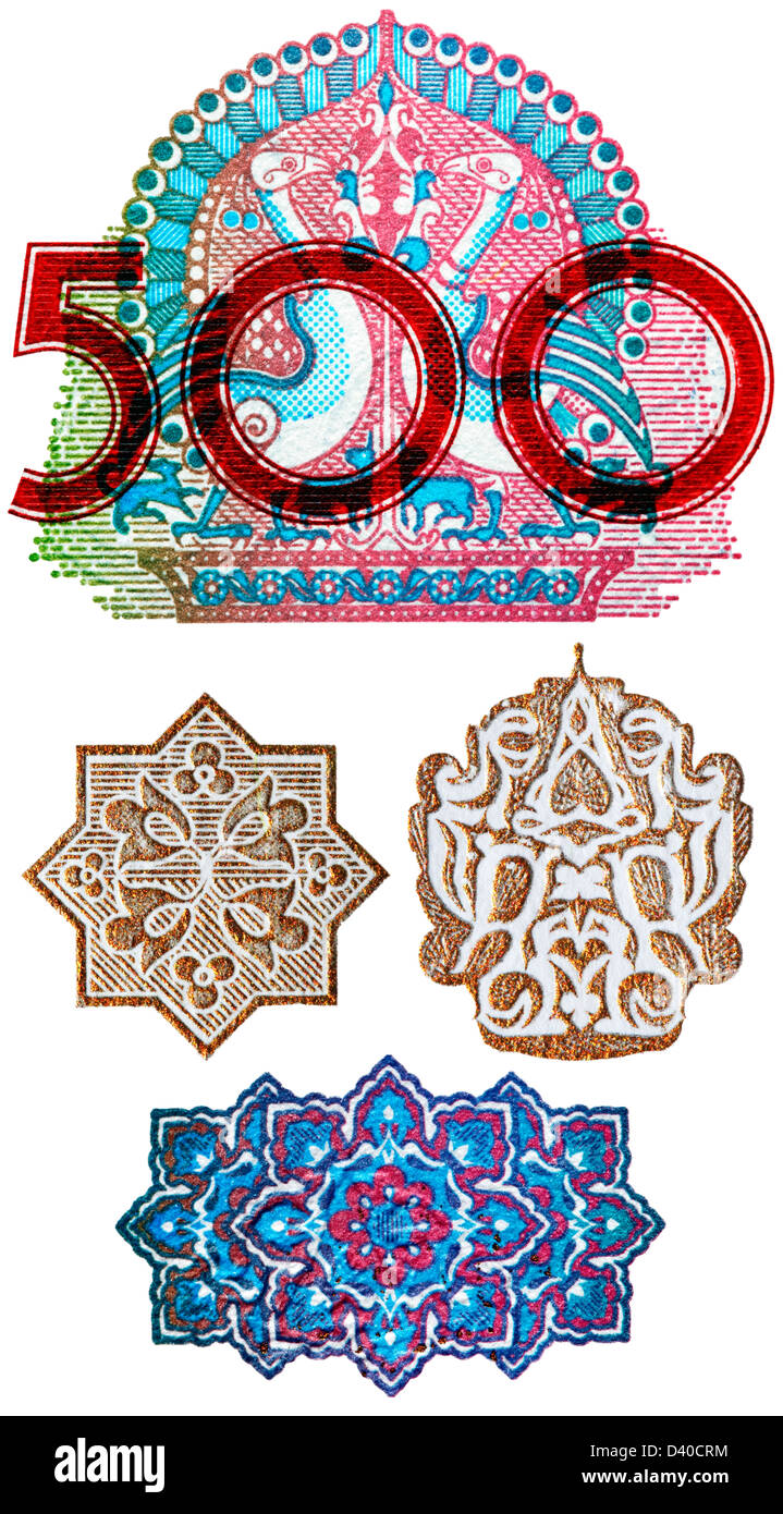 Numéro 500 et dessins orientaux à partir de 500 billets Som, en Ouzbékistan, en 1999, sur fond blanc Banque D'Images