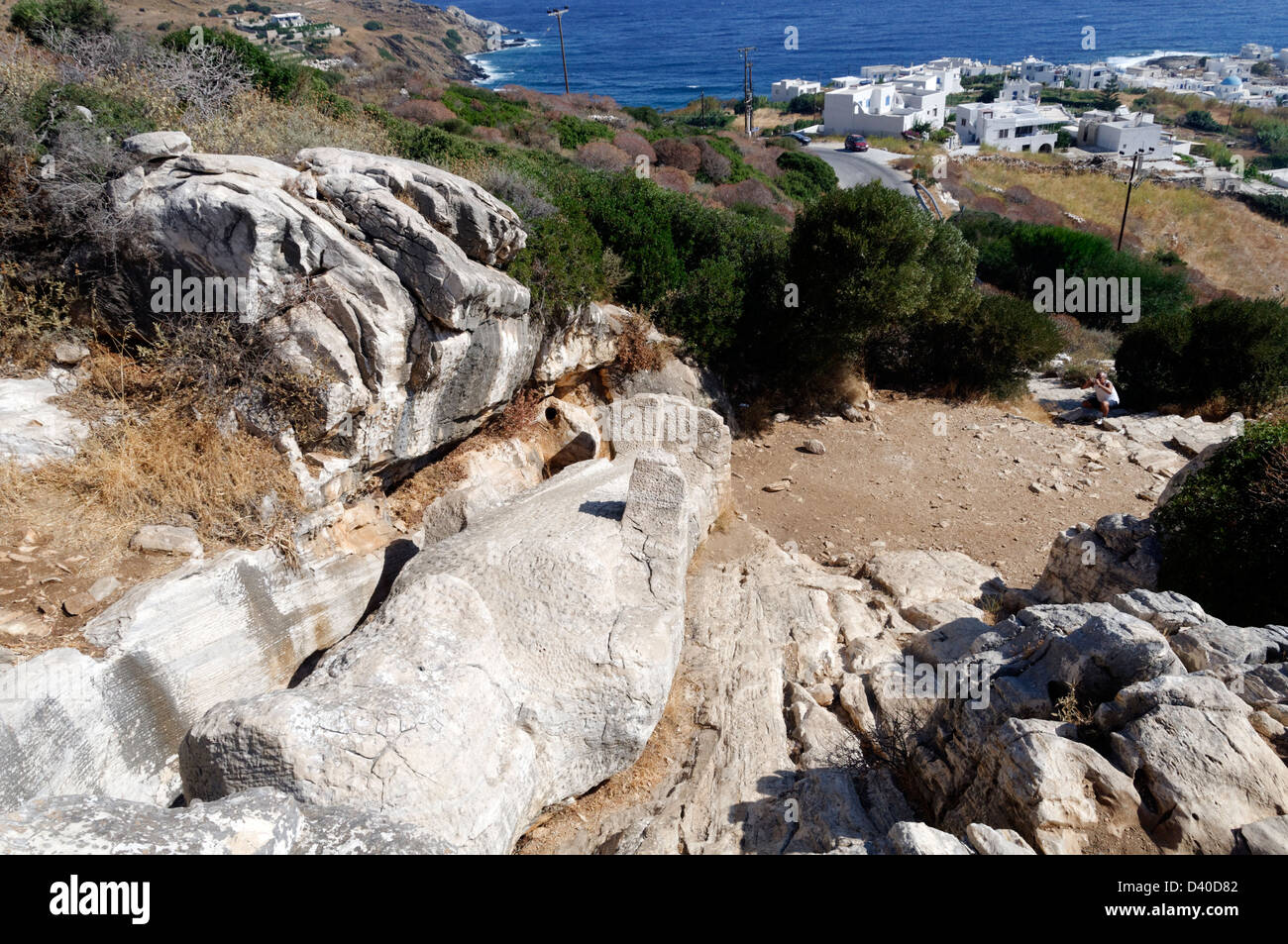 Kouros d'Apollon jette abandonnés dans une ancienne carrière de marbre près du village côtier de Apollonas. Naxos Cyclades Grèce Banque D'Images