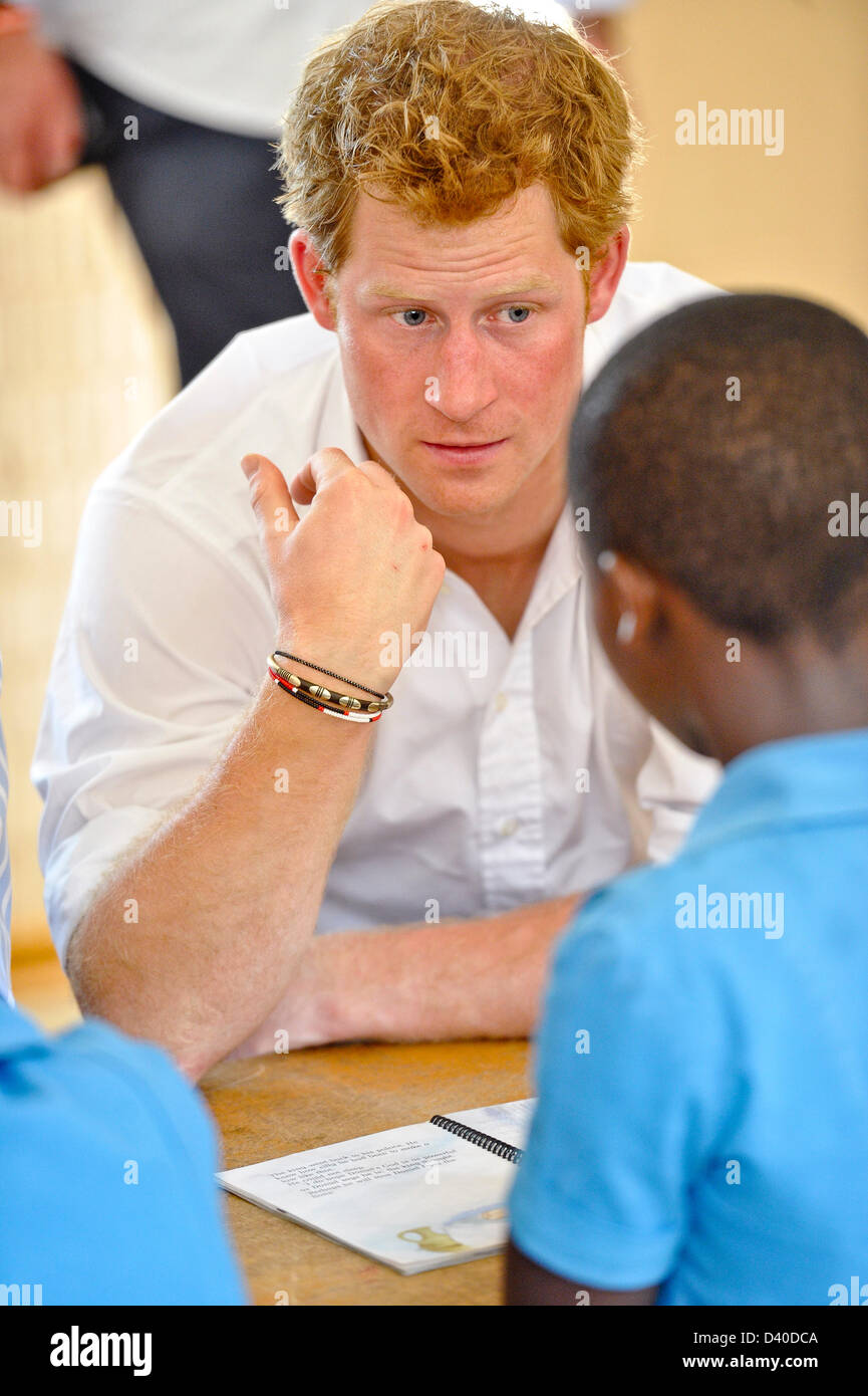 MASERU, LESOTHO : le prince Harry lors d'une visite à l'école Sainte Bernadette pour les aveugles, l'un des centres appuyés par son organisation de bienfaisance Sentebalo le 27 février 2013 à Maseru, Lesotho. Le prince est en ce moment en Afrique du Sud dans le cadre de sa tournée pour constater les progrès de son organisation de bienfaisance a fait Sentebalo. (Photo par Gallo images / Foto24/ Conrad Bornman) Banque D'Images