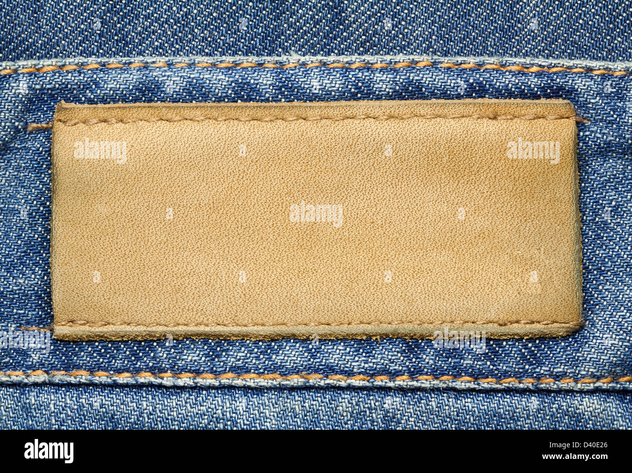 Étiquette de jean en cuir cousu sur un jean. Banque D'Images