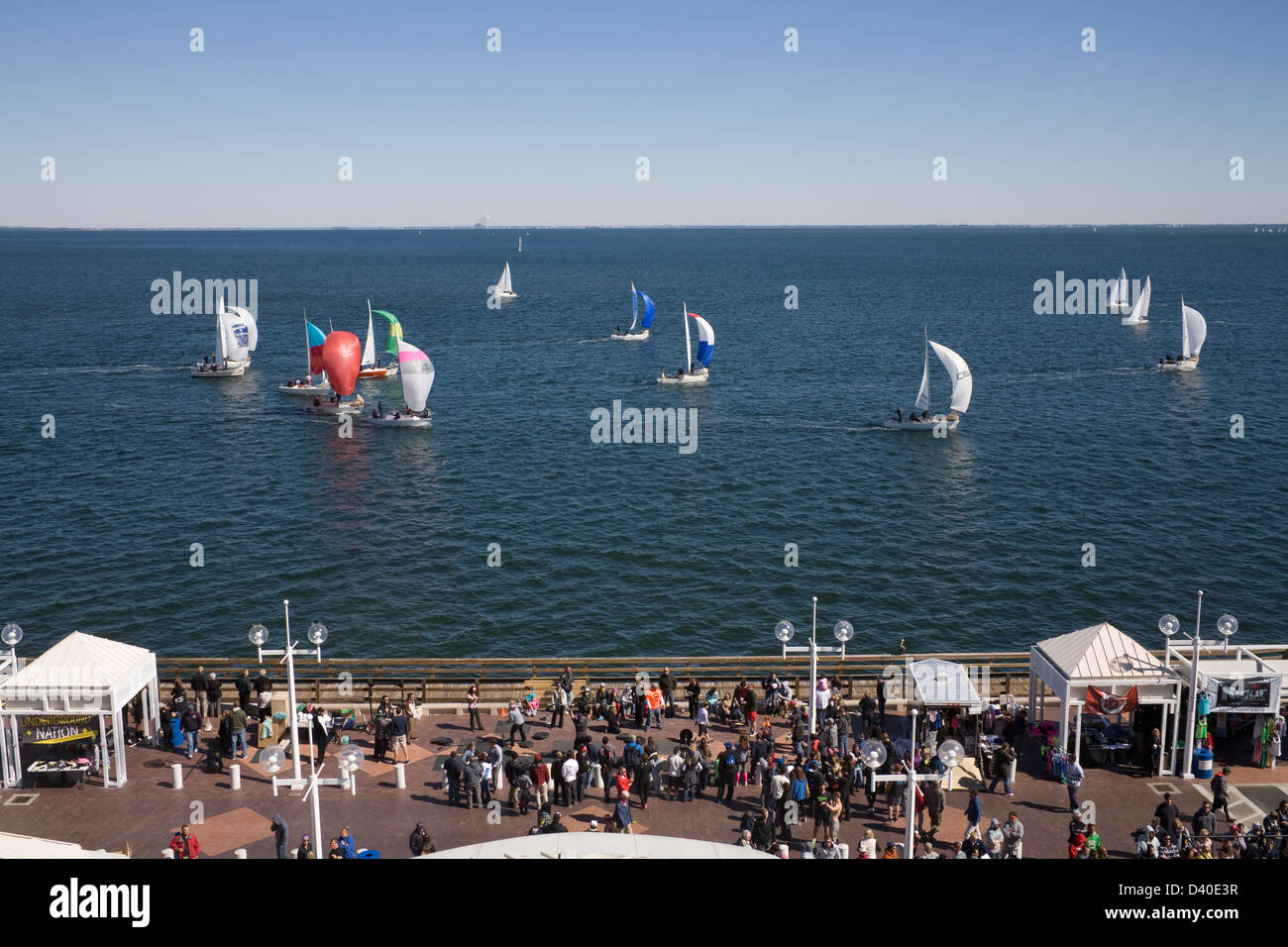 St Petersburg Florida USA regarder sur le Défi Crossfit concurrents à la fin de la jetée avec yacht de régate au large Banque D'Images