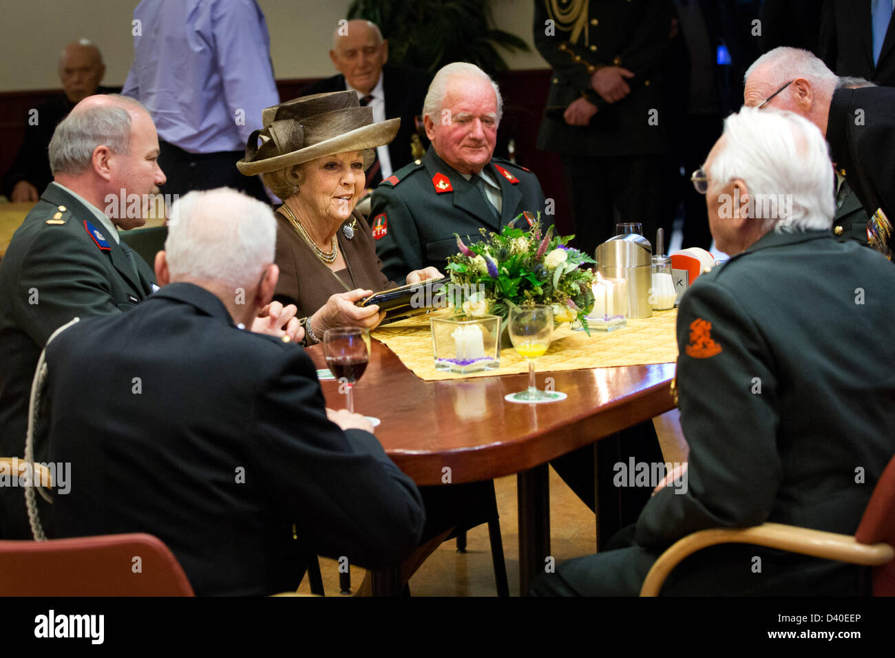 Arnhem, Pays-Bas. 27 février 2013. La Reine Beatrix des Pays-Bas visite la maison royale pour les vieux soldats et musée Bronbeek à Arnhem. Bronbeek est une partie du ministère de la défense. La Reine, patronne de Bronbeek, prend la parole lors de sa visite avec les résidents de la maison et avec le personnel et les bénévoles. La reine visite également le 150ème jubilé exposition de Bronbeek. Bronbeek vivants et propose des soins pour cinquante anciens combattants de l'armée et ex-Duch royal Dutch East Indies Army. Photo : Patrick van Katwijk/Alamy vivre et NewsNETHERLANDS HORS FRANCE Banque D'Images