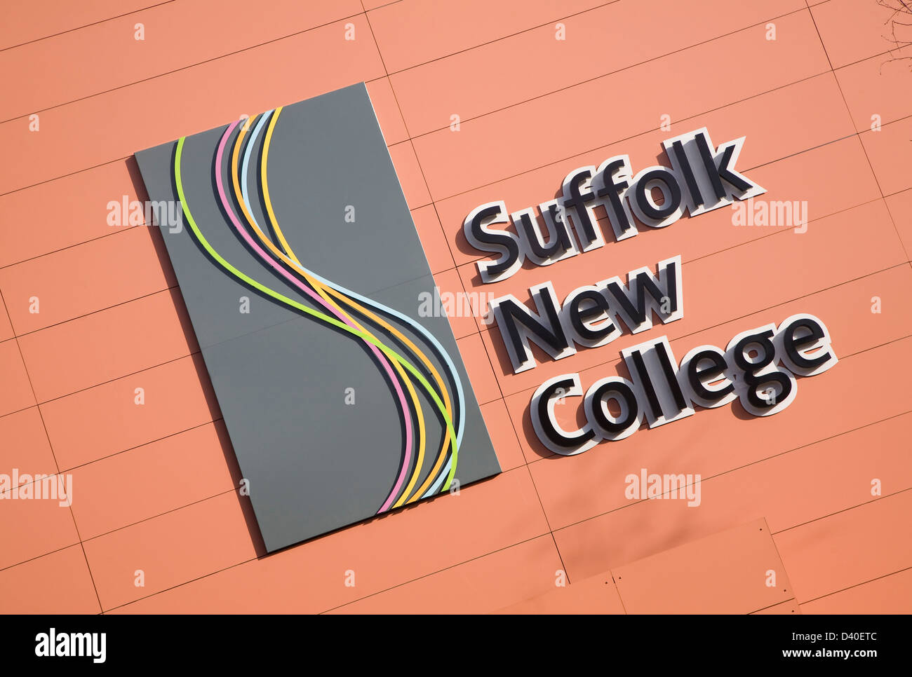 Signe et symbole du logo de Suffolk New College, Ipswich, Suffolk, Angleterre Banque D'Images