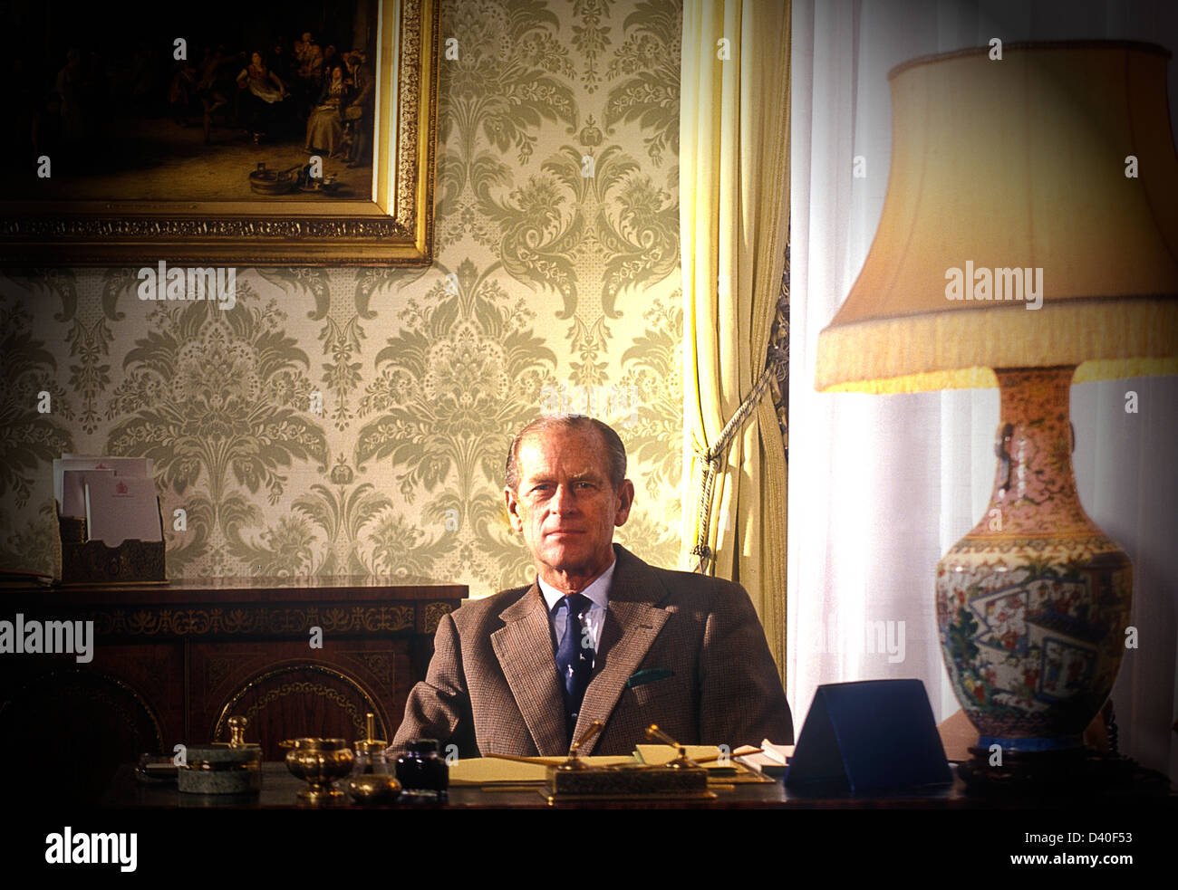 Son Altesse Royale le duc d'Édimbourg, dans son bureau au palais de Buckingham 1983 Banque D'Images