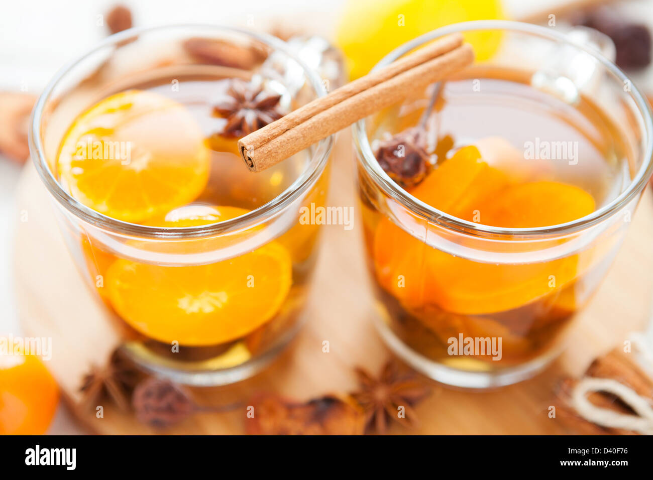 Deux tasses en verre avec compote de fruits à la cannelle, closeup Banque D'Images